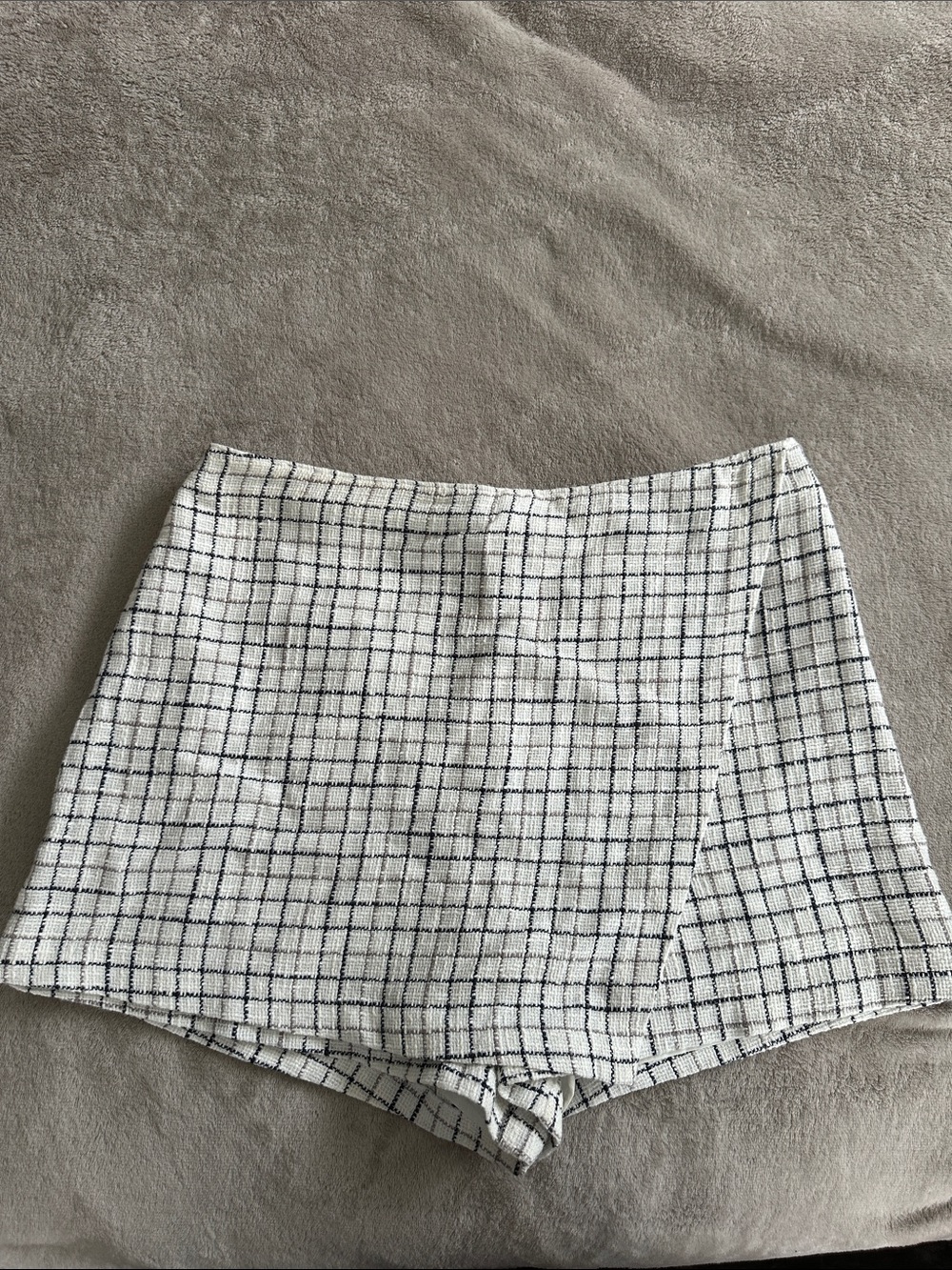 Abercrombie & Fitch White Checked High-Waist Skort